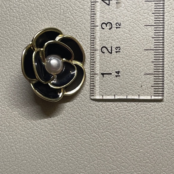 Authentic Chanel Camellia like shape black gold pearl - Picture 3 of 5